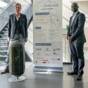 Axel Seifert, Business Line Director Composite Pressure Vessels Plastic Omnium New Energies und Denis Boahene, Sales Manager Carbon Fiber bei Mitsubishi Chemical Carbon Fiber and Composites mit einem Druckbehältermodell