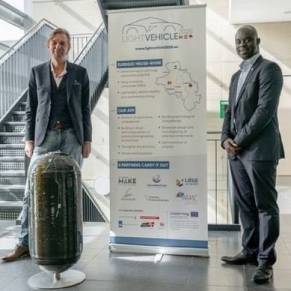 Axel Seifert, Business Line Director Composite Pressure Vessels Plastic Omnium New Energies and Denis Boahene, Sales Manager Carbon Fiber at Mitsubishi Chemical Carbon Fiber and Composites with a pressure vessel demonstrator part 