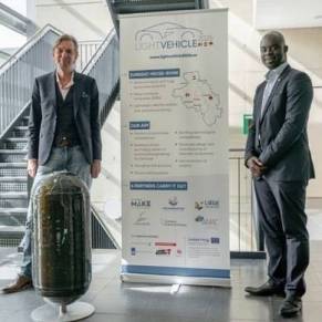 Axel Seifert, Business Line Director Composite Pressure Vessels Plastic Omnium New Energies en Denis Boahene, Sales Manager Carbon Fiber bij Mitsubishi Chemical Carbon Fiber and Composites met één drukvat demonstratiemodel